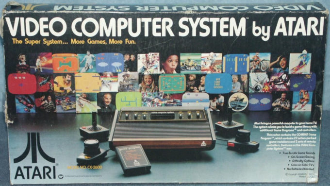 Caixa do modelo original do Atari 2600, ainda conhecido como Video Computer System (VCS), com os 6 switches ao invés de 4, lançado em 1977 nos EUA (Crédito: Reprodução/Parshaops.ga)
