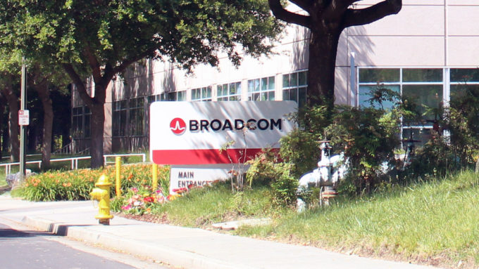 Entrada para a sede da Broadcom em San Jose, Califórnia (Crédito: Coolcaesar/Wikimedia Commons)