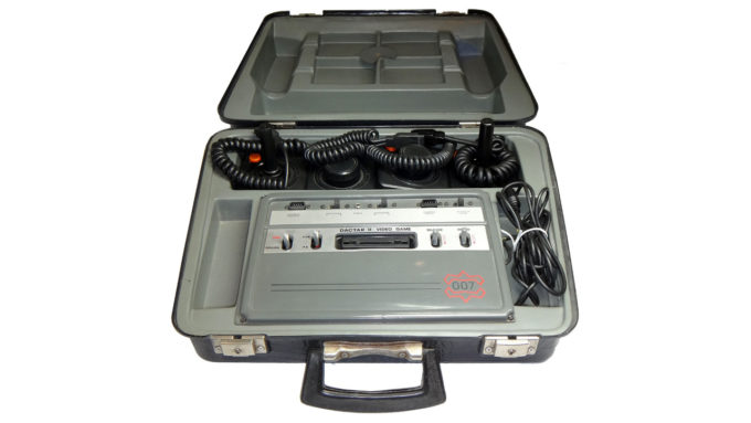 O mítico e elusivo Dactar II 007, o "Atari da maleta" (Crédito: Reprodução/Bojogá) / videogames