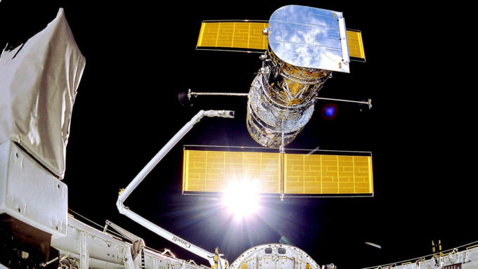 Hubble é lançado do ônibus espacial USS Discovery, em 25 de abril de 1990 (Crédito: NASA/Smithsonian Institution/Lockheed Corporation)