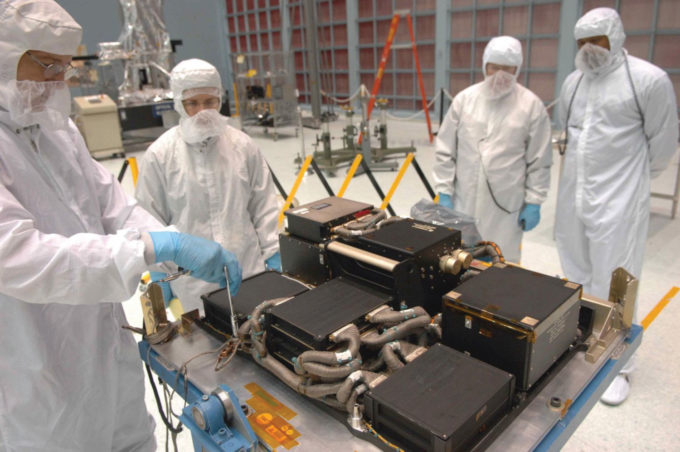 Unidade de Comando de Instrumentos Científicos e Manipulação de Dados (SI C&DH) do Hubble, antes de sua instalação no telescópio (Crédito: NASA)
