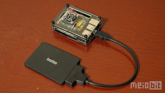 Raspberry Pi 4 de 8 GB e SSD conectado na porta USB (Crédito: Ronaldo Gogoni/Meio Bit)