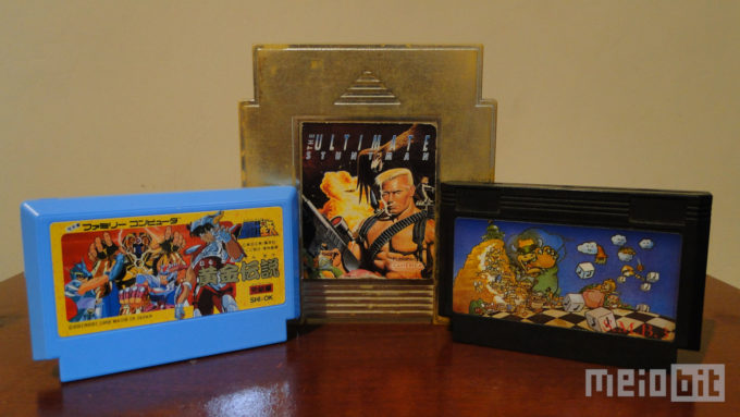 Um cartucho original do Famicom, um alternativo do NES da Camerica, e um pirata sem vergonha (Crédito: Ronaldo Gogoni/Meio Bit)