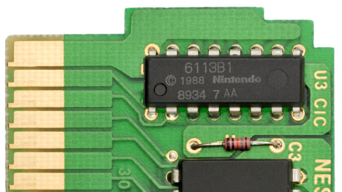 Chip CIC da Nintendo na placa de um cartucho de NES (Crédito: The Vanamo Online Game Museum/Wikimedia Commons)