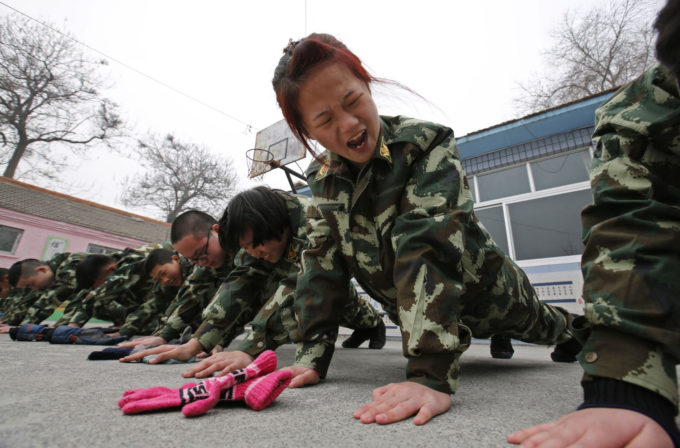 Jovens passam por treinamento em centro de reabilitação para viciados em internet e games em Pequim, em foto de 2014 (Crédito: Reuters)