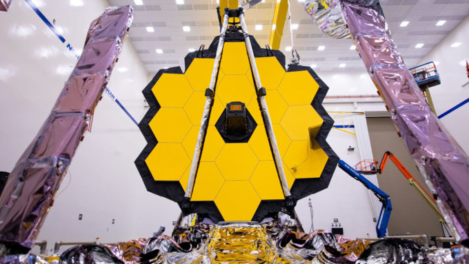 Telescópio Espacial James Webb completamente montado, com as estruturas que serão abertas após o lançamento (Crédito: NASA)