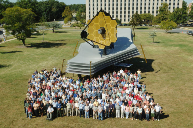 Modelo em escala do JWST e equipe responsável pelo telescópio, em foto de 2005. Sim, o bicho é enorme (Crédito: Pat Izzo/Goddard Space Flight Center/NASA)