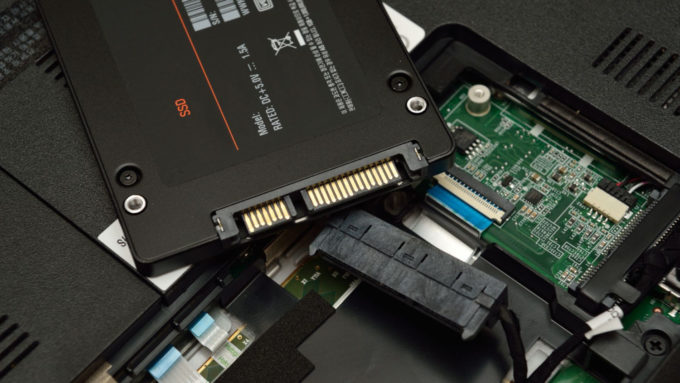SSD e entrada SATA de notebook (Crédito: JIPEN/Shutterstock)