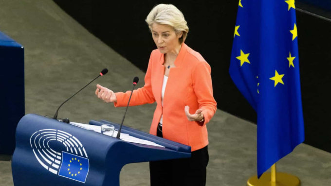 Ursula von der Leyen, presidente da União Europeia, durante discurso do Estado da União de 2021 na sede do Parlamento Europeu em Estrasburgo, França (Crédito: Getty Images)