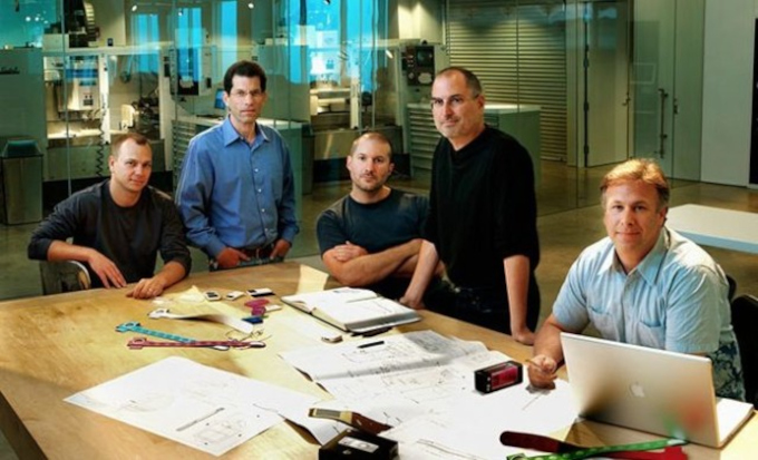Time de desenvolvimento original do iPod. Da esq. para a dir.: Tony Fadell, Jon Rubinstein, Jony Ive, Steve Jobs e Phil Schiller (Crédito: Divulgação/Apple)