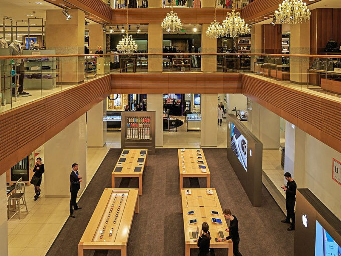 Apple Store localizada na loja de departamentos TsUM (ЦУМ), em Moscou (Crédito: A. Savin/Wikimedia Commons)