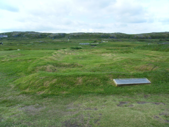 Restos de 7 construções vikings em L'Anse Aux Meadows, escavadas pelos Ingstad (Crédito: Clinton Pearce/Wikimedia Commons)