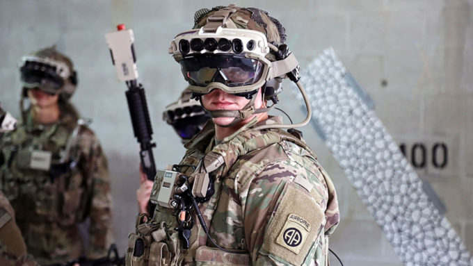 Soldados do Exército dos EUA usam o IVAS, versão militar do HoloLens, durante teste com tropas em outubro de 2020 (Crédito: Courtney Bacon/U.S. Army/Reuters)