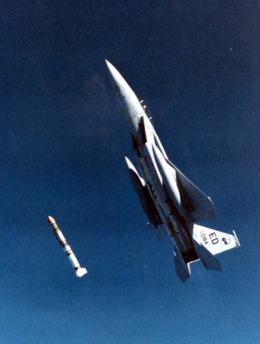 Míssil ASM-135 ASAT é lançado de caça F-15 em 13 de setembro de 1985, no teste que abateu o satélite Solwind P78-1 (Crédito: Paul E. Reynolds/USAF)