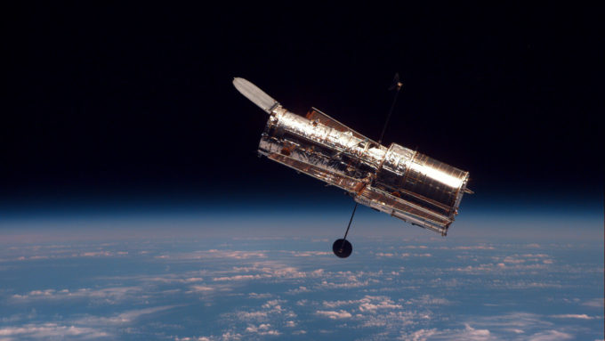 Hubble visto do Ônibus Espacial Discovery, durante a segunda missão de manutenção ao telescópio espacial, em 1997 (Crédito: Divulgação/NASA)