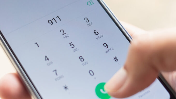 Usuário disca 911 em celular Android (Crédito: releon8211/Getty Images)