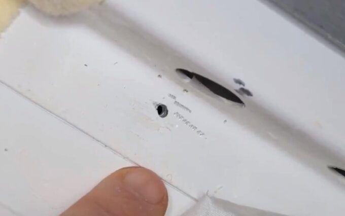 O "buraco da discórdia" que apareceu na Soyuz MS-09 (Crédito: Reprodução/NASA TV)