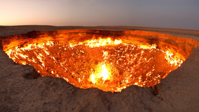 Cratera de Darvaza, no Turcomenistão, está queimando gás metano de forma ininterrupta há décadas (Crédito: Tormod Sandtorv/Flickr)