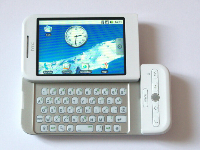 Versão francesa do HTC Dream, o primeiro celular Android; note o teclado AZERTY (Crédito: Akela NDE/Wikimedia Commons)