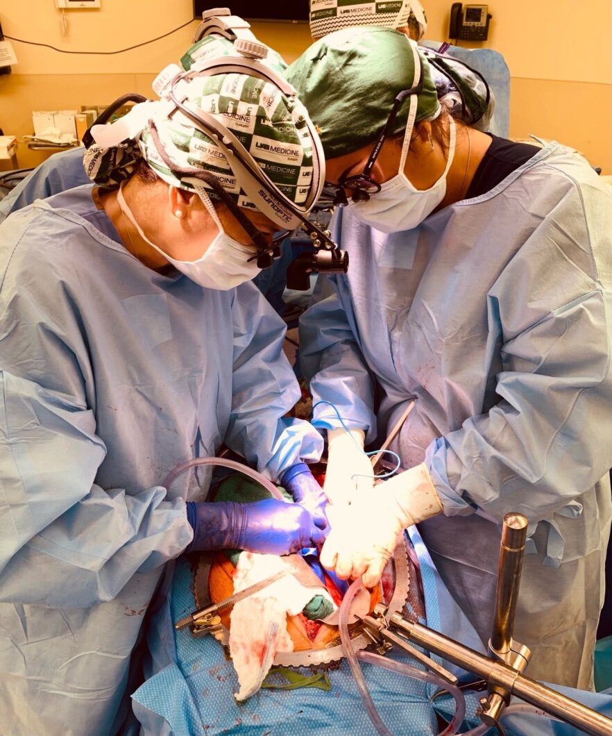 Dr. Jayme Locke (esq.) e Natalie Budd, durante cirurgia que transplantou rins de porco geneticamente modificados em paciente com morte cerebral; órgãos começaram a produzir urina 23 minutos após o procedimento (Crédito: Jeff Meyers/The University of Alabama at Birmingham)