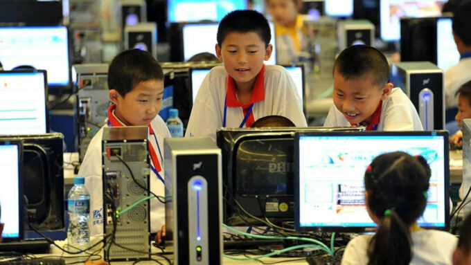 Segundo dados de 2020, 93% dos chineses menores de 18 anos têm acesso à internet (Crédito: STR/AFP/Getty Images)