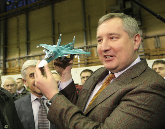 Dmitry Rogozin, diretor da Roscosmos, visita fábrica em Novosibirsk (Crédito: Сергей Мамонтов/Wikimedia Commons)