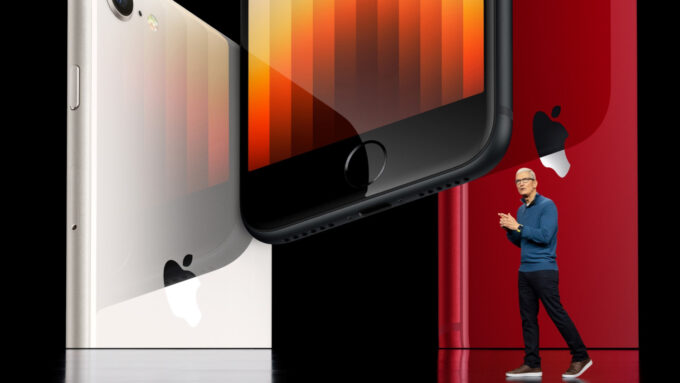 Tim Cook apresenta o novo (mas ainda com cara de velho) iPhone SE, em keynote de março de 2022 (Crédito: Reprodução/Apple)