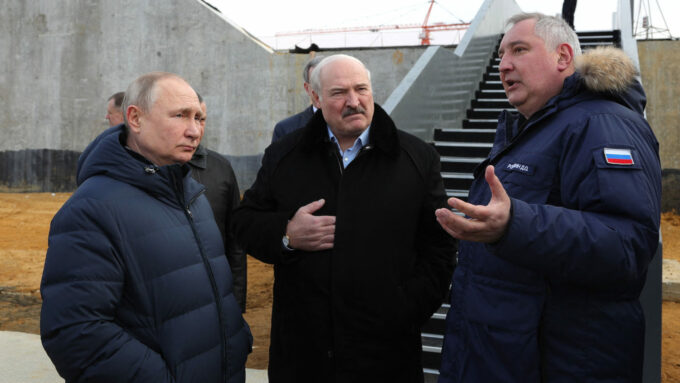 Vladimir Putin, Alexandr Lukashenko, presidente da Bielorússia, e Dmitry Rogozin, diretor da Roscosmos, conversam durante visita ao cosmódromo de Vostochny, em 12 de abril de 2022 (Crédito: Mikhail Klimentyev/Sputnik/AFP/Getty Images)