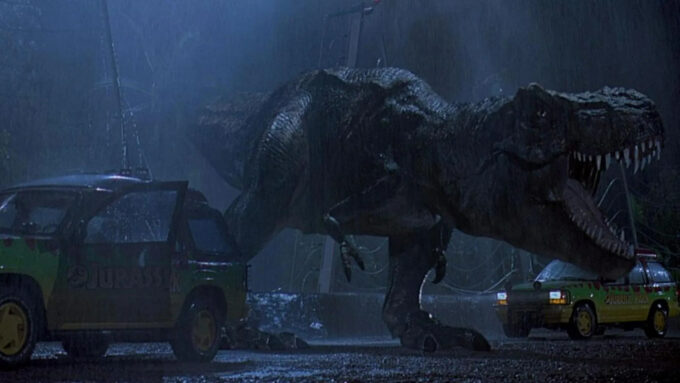Segundo hipótese, ter braços mais longos seria um problema para o T-Rex (Crédito: Amblin Entertainment/Universal Pictures)
