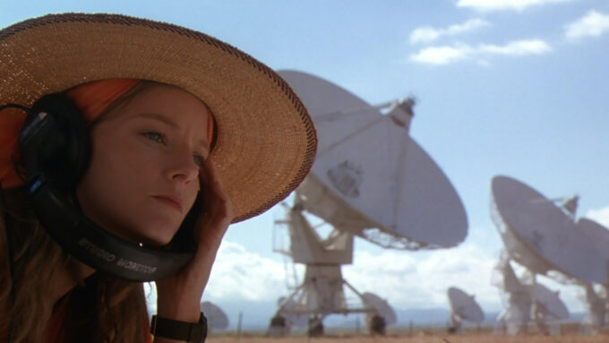 Jodie Foster em cena do filme "Contato" (1997), baseado no livro de Carl Sagan (Crédito: ImageMovers/Warner Bros.) / terra