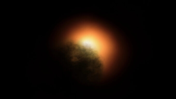 Representação artística de Betelgeuse encoberta parcialmente por uma nuvem de poeira cósmica, baseada em imagem de 2019 capturada pelo SPHERE, do Very Large Telescope (VLT) do ESO (Crédito: Martin Kornmesser/Hubble European Space Agency Information Centre/ESO/ESA/NASA)