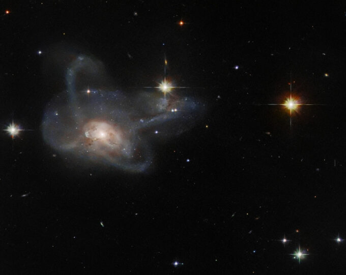 Imagem da galáxia CGCG 396-2, localizada a 520 milhões de anos-luz da Terra, capturada pelo telescópio espacial Hubble (Crédito: William Kell/Alabama University/NASA/ESA)