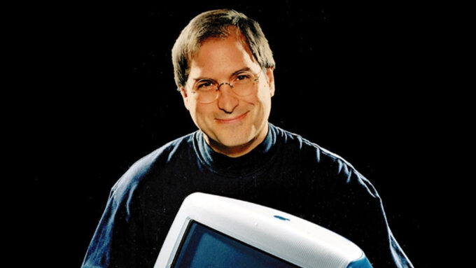 Em 1998, Steve Jobs introduziu o primeiro iMac; no ano seguinte, o CEO da Apple tentou transformá-lo em um PSOne alternativo (Crédito: Reprodução/Newsweek)