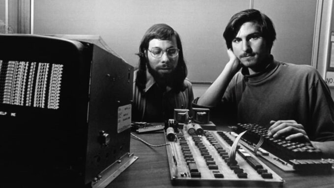 Jobs (posando com Woz e o Apple I, em foto de 1976) teve pouco envolvimento direto com a indústria dos games, mas tanto o caso de Breakout quanto o do Connectix VGS foram emblemáticos (Crédito: Reprodução/Apple)