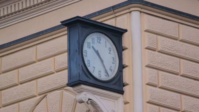 Relógio da estação intermediária de Bolonha (Crédito Proftermass/Wiki Commons)