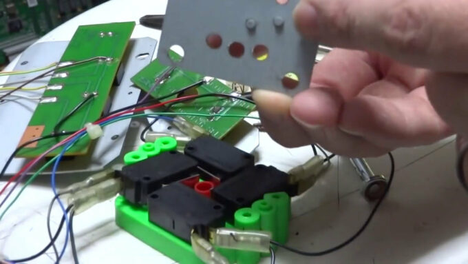 Dismantling the Neo Geo AES control;  4 black parts lever microcontrollers (Credit: Playback/Luke Morse/YouTube)