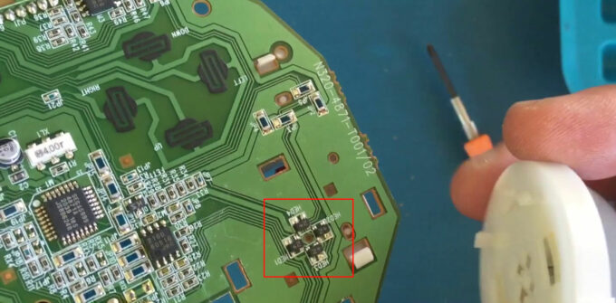No detalhe, os sensores na placa secundária do 3D Control Pad; à direita, o conjunto com o direcional, que não possui conexões físicas (Crédito: Reprodução/The SegaHolic/YouTube)