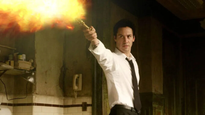 O Constantine de Keanu Reeves vai voltar, por incrível que pareça (Crédito: Reprodução/Warner Bros.)