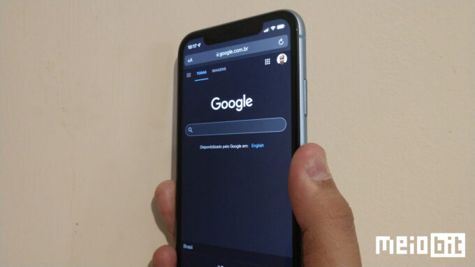 iPhone with Google Search open in the Safari browser (Credit: Ronaldo Gogoni/Meio Bit)