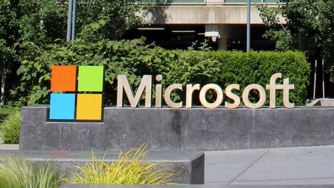 Entrada do Edifício 92 (centro de visitantes) da Microsoft em Redmond, Washington (Crédito: Coolcaesar/Wikimedia Commons)