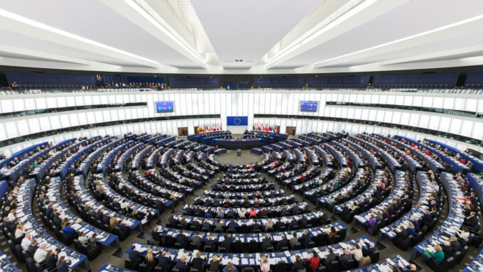 Sede do Parlamento Europeu em Estrasburgo, França, durante plenária em 2014 (Crédito: Diliff/Wikimedia Commons)