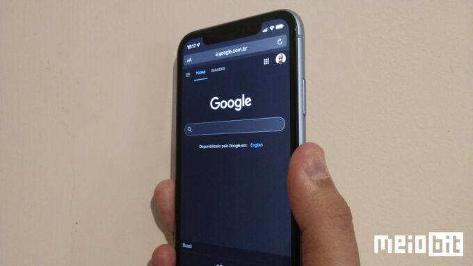 iPhone com Busca do Google aberta no navegador Safari (Crédito: Ronaldo Gogoni/Meio Bit)