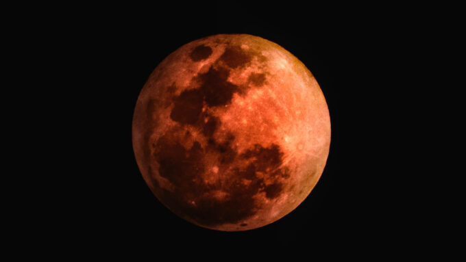 A Lua pode ficar um pouco mais vermelha no futuro (Crédito: ktphotography/Pixabay)
