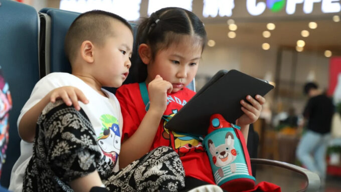 Para o governo chinês, o combate ao vício digital por menores é uma batalha constante, e mais restrições deverão ser aplicadas (Crédito: Shutterstock)