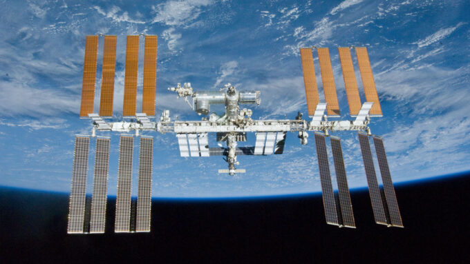 NASA não pode (e não quer) contar com uma mão da Rússia para descomissionar a ISS (Crédito: Divulgação/NASA)