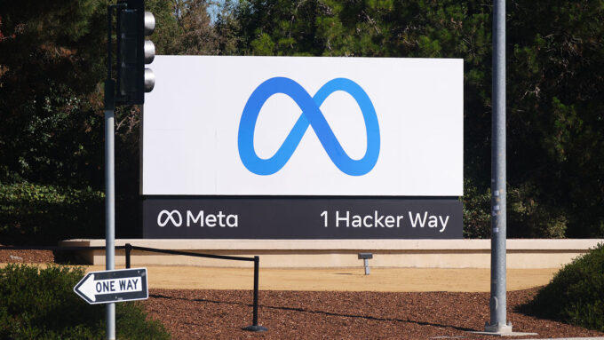 Placa da sede do Meta, em Menlo Park, Califórnia (Crédito: Vjeran Pavic/The Verge)