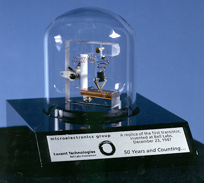 Réplica do primeiro transístor funcional, desenvolvido por John Bardeen e Walter Brattain na Bell Labs em 1947 (Crédito: Executive Office of the President of the United States/domínio público)