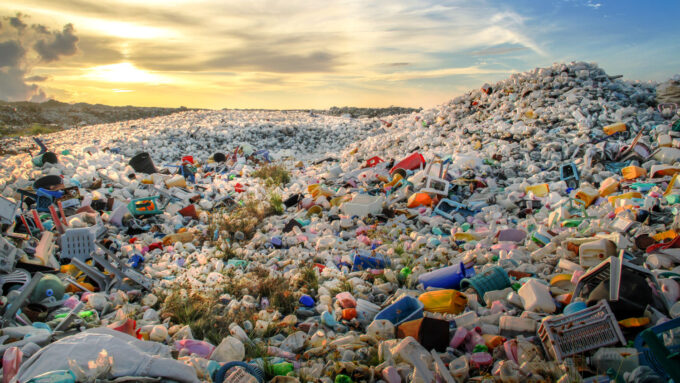Lixo plástico em aterro sanitário e ilha artificial de Thilafushi, nas Maldivas (Crédito: Mohamed Abdulraheem/Shutterstock) / reciclagem