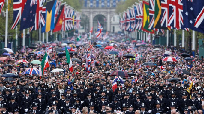 Mais de 2 milhões de britânicos foram às ruas durante a coroação, e tiveram seus rostos escaneados por uma IA em busca de suspeitos (Crédito: Clodagh Kilcoyne/Reuters)