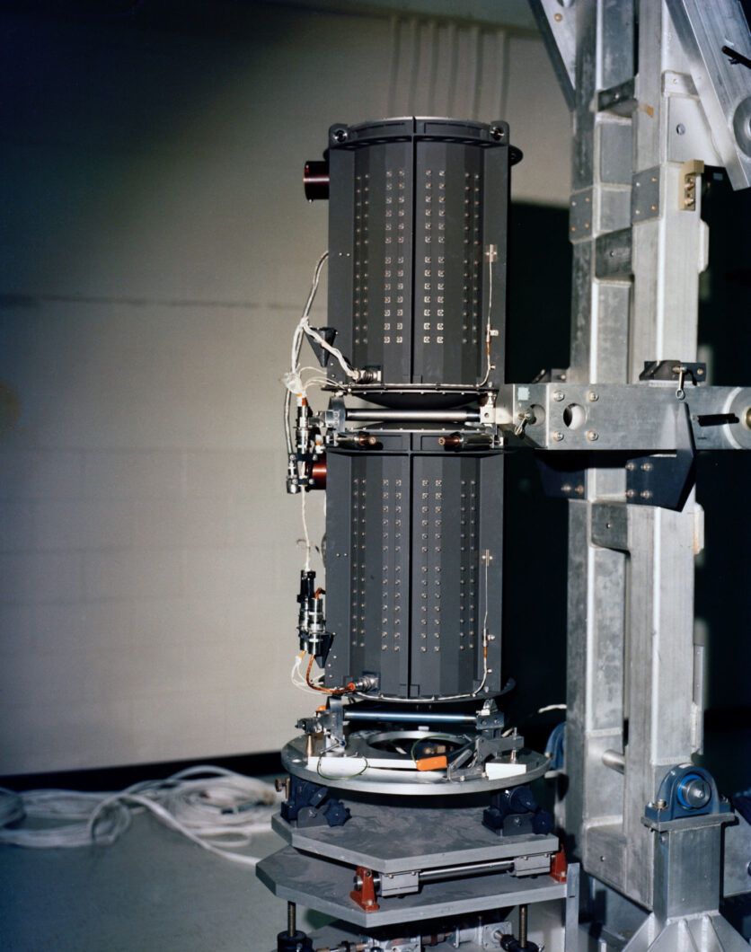 Gerador termelétrico de radioisótopos (RTG) que equipa as sondas Voyager 1 e 2. Cada uma tem 3 desses (Crédito: JPL-Caltech/NASA)